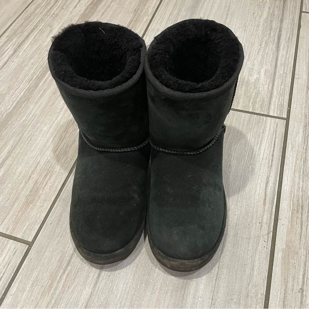 Ugg short black boot size 4 in girls